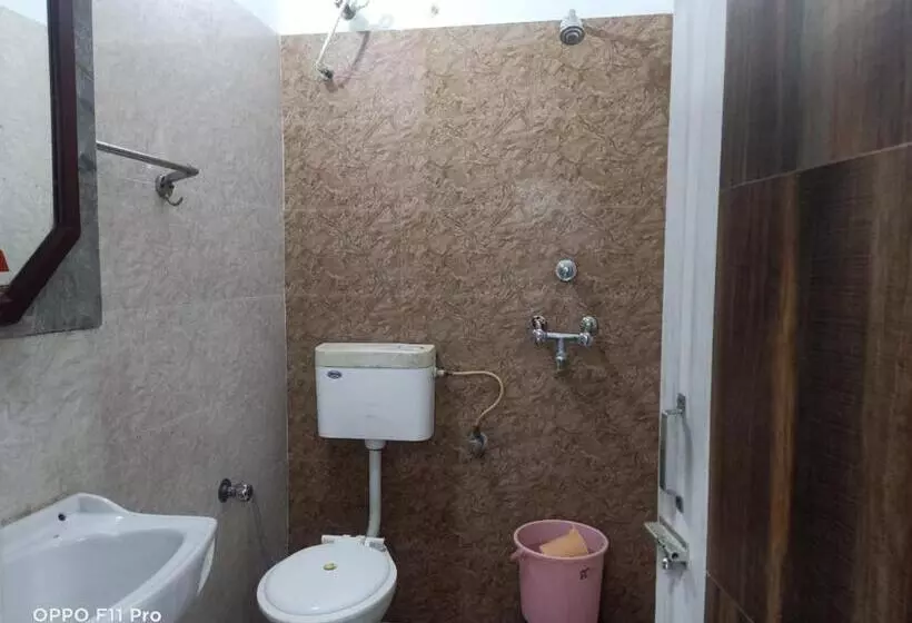 هتل Ambassador Inn