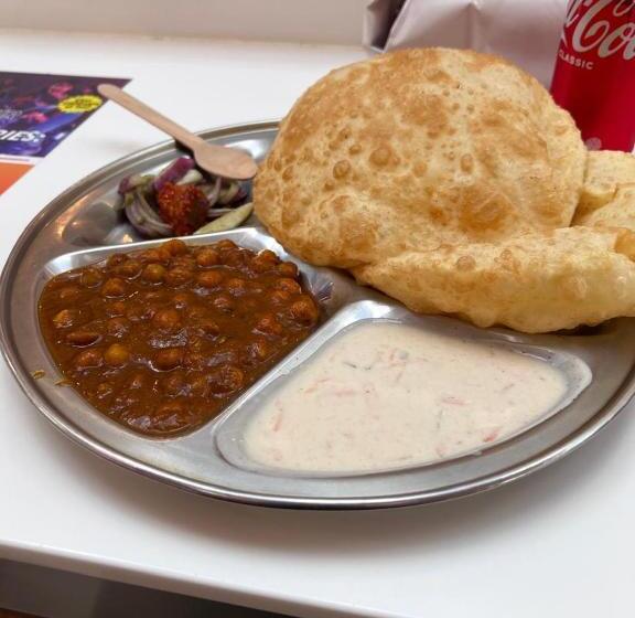 هتل Ambassador Inn