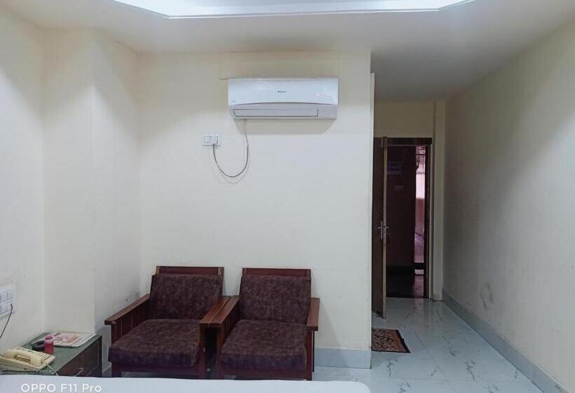 هتل Ambassador Inn