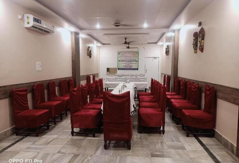 هتل Ambassador Inn