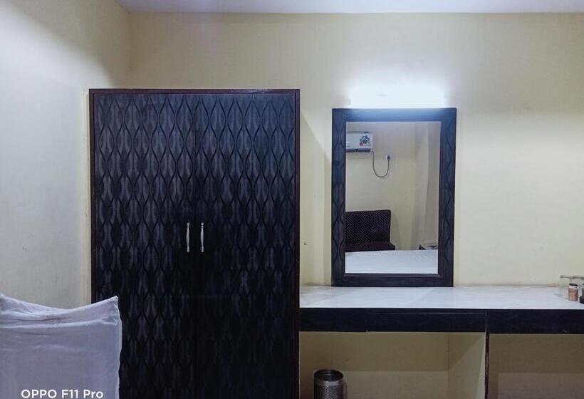 هتل Ambassador Inn