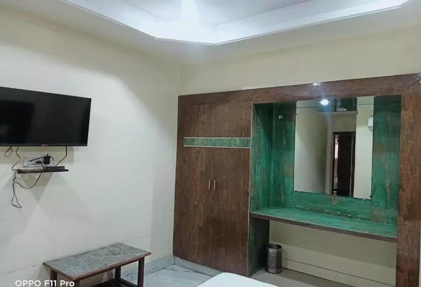 هتل Ambassador Inn