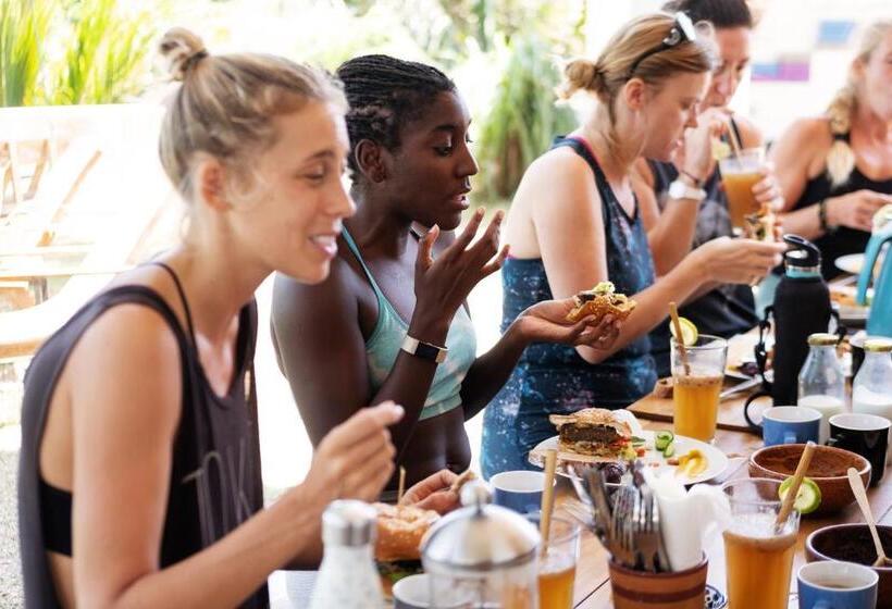 ホテル Basecamp Yoga Beach House