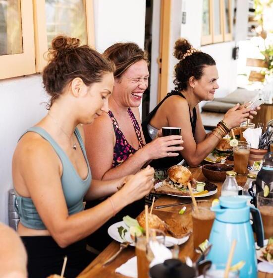 ホテル Basecamp Yoga Beach House