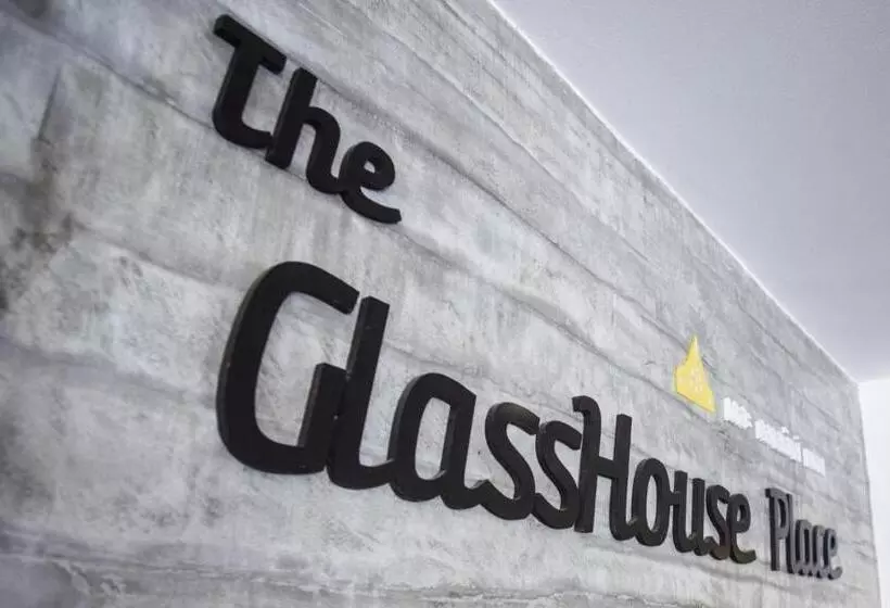 هتل The Glasshouse Place