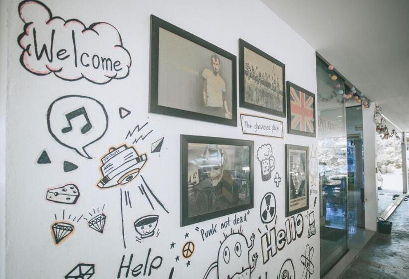 هتل The Glasshouse Place