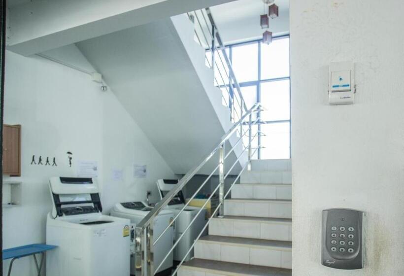 هتل The Glasshouse Place