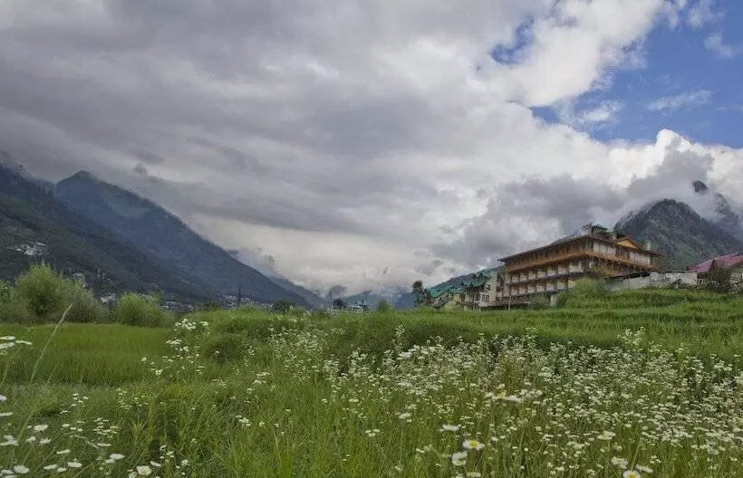 Snow Flakes Resort And Spa Centrally Heated Luxury Resort