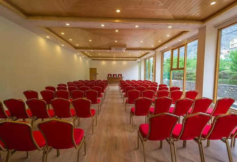 Snow Flakes Resort And Spa Centrally Heated Luxury Resort