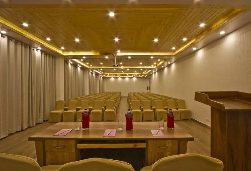 Snow Flakes Resort And Spa Centrally Heated Luxury Resort