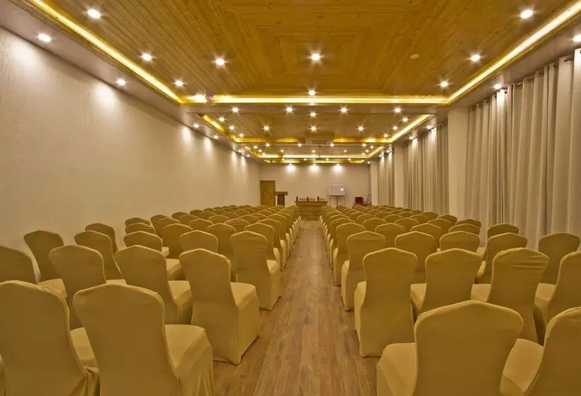 Snow Flakes Resort And Spa Centrally Heated Luxury Resort