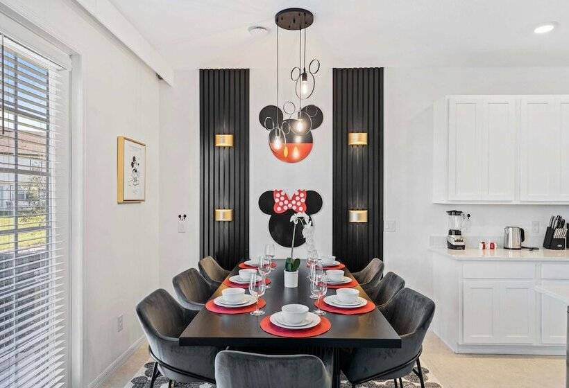 1043 Plantation Lane