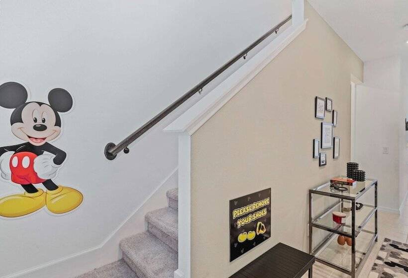 1043 Plantation Lane