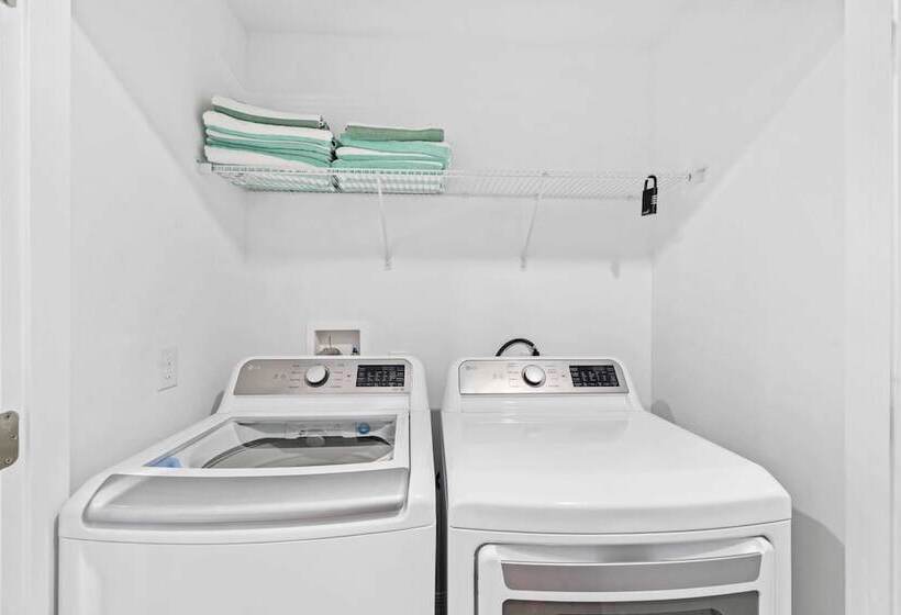 1043 Plantation Lane