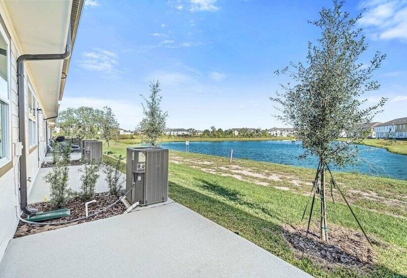 1043 Plantation Lane