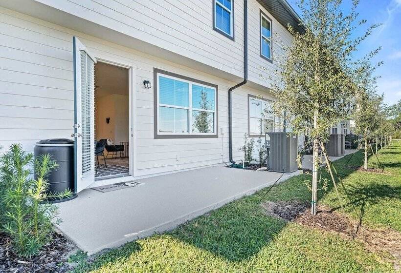 1043 Plantation Lane