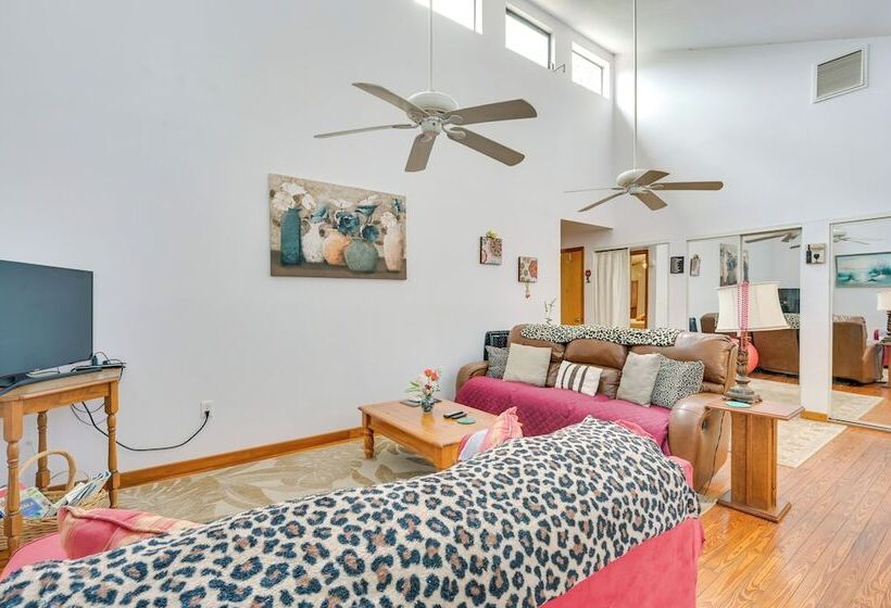 Cozy Tampa Retreat W/ Pool ~ 11 Mi To Downtown