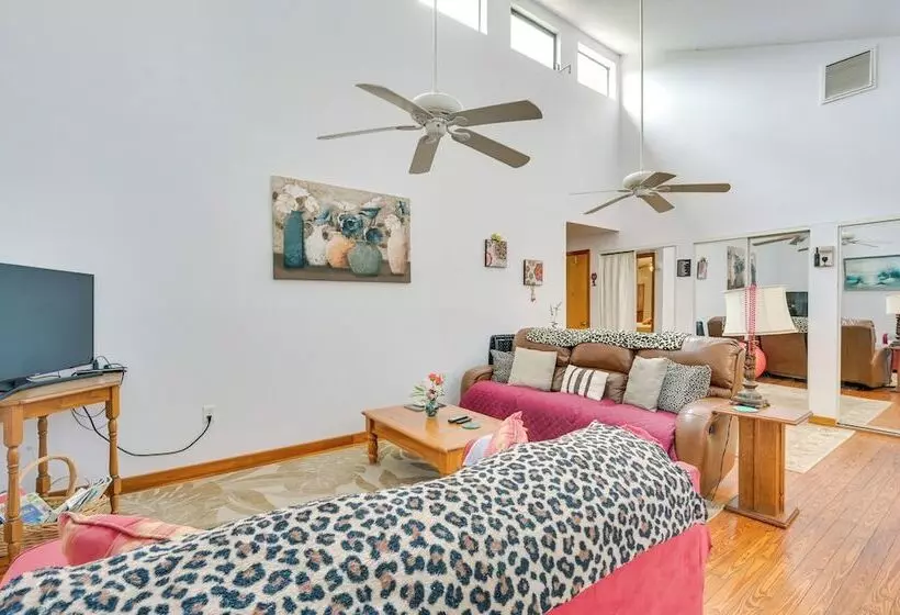Cozy Tampa Retreat W/ Pool ~ 11 Mi To Downtown