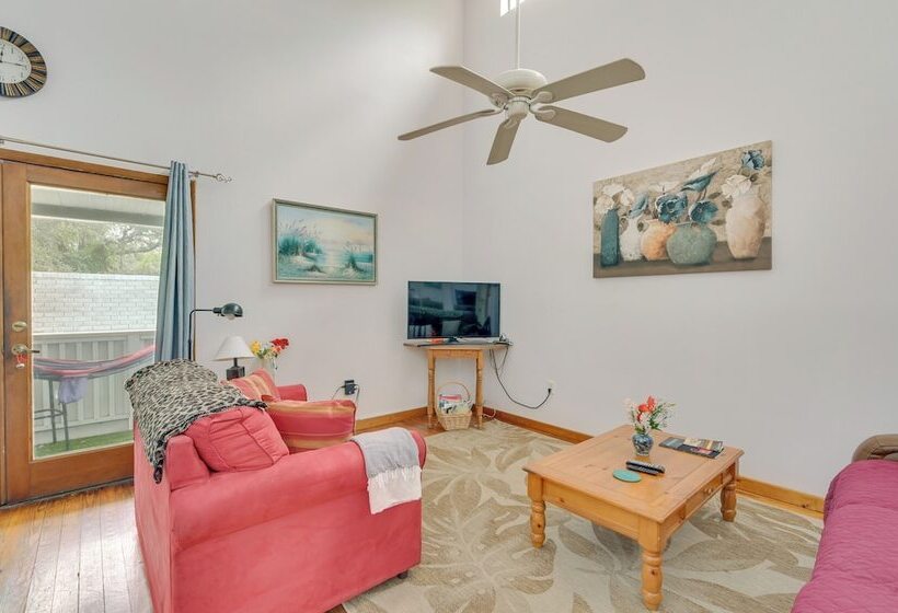 Cozy Tampa Retreat W/ Pool ~ 11 Mi To Downtown