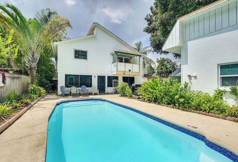 Cozy Tampa Retreat W/ Pool ~ 11 Mi To Downtown