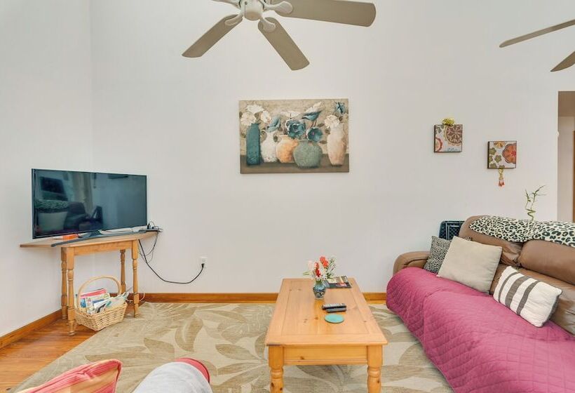 Cozy Tampa Retreat W/ Pool ~ 11 Mi To Downtown