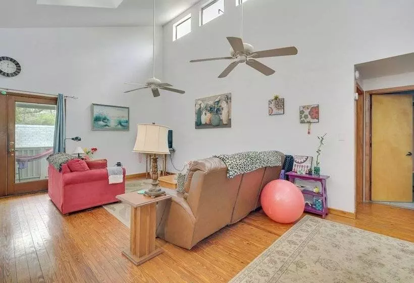 Cozy Tampa Retreat W/ Pool ~ 11 Mi To Downtown
