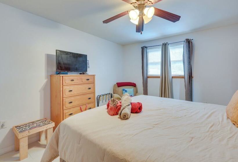 Cozy Tampa Retreat W/ Pool ~ 11 Mi To Downtown