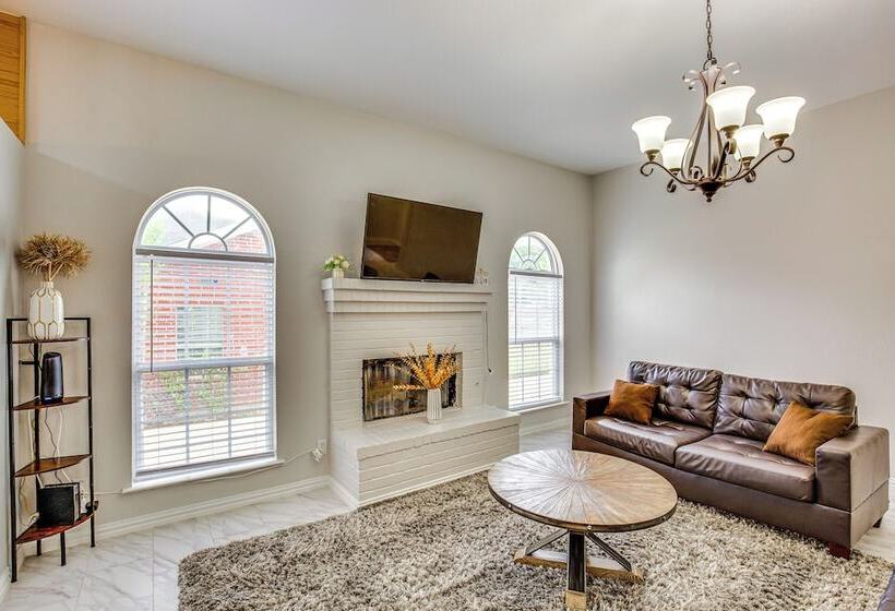 Grand Prairie Group Getaway: Pets Welcome!