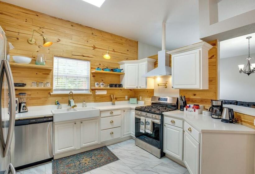 Grand Prairie Group Getaway: Pets Welcome!