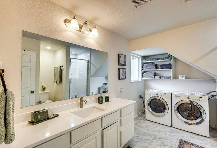 Grand Prairie Group Getaway: Pets Welcome!