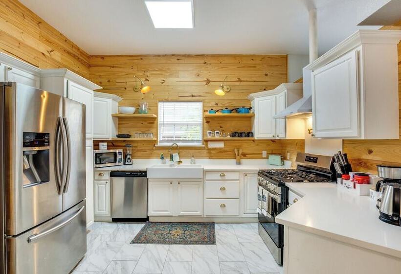 Grand Prairie Group Getaway: Pets Welcome!