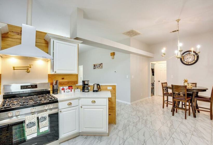 Grand Prairie Group Getaway: Pets Welcome!