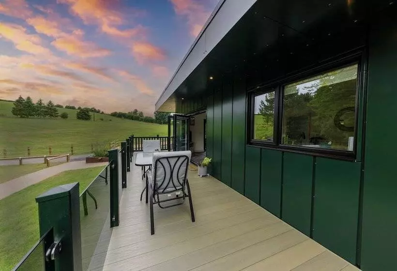 Hotelli Secret Waterside Lodges In Worcestershire