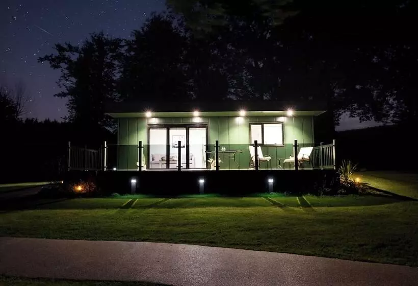 Hotelli Secret Waterside Lodges In Worcestershire