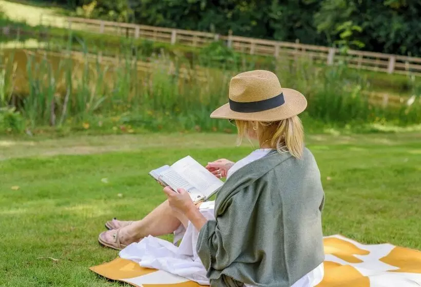 Hotelli Secret Waterside Lodges In Worcestershire