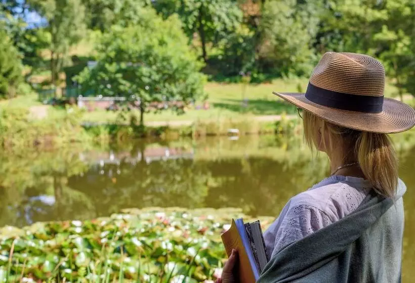 Hotelli Secret Waterside Lodges In Worcestershire