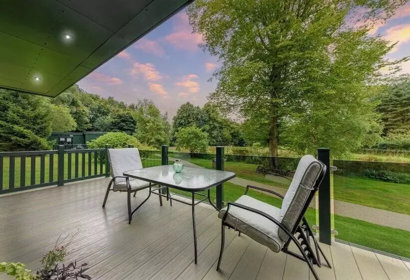 Hotelli Secret Waterside Lodges In Worcestershire