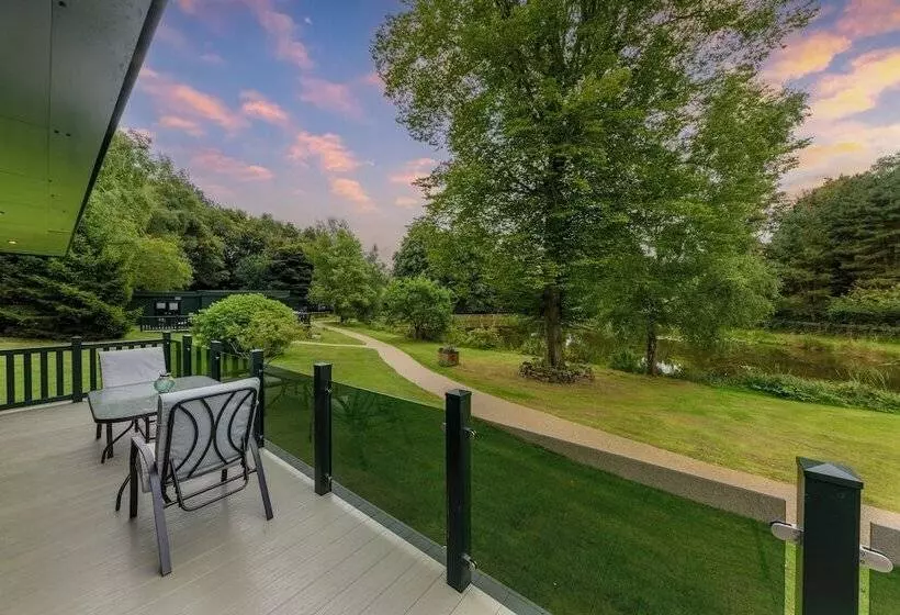 Hotelli Secret Waterside Lodges In Worcestershire