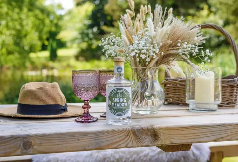 Hotelli Secret Waterside Lodges In Worcestershire