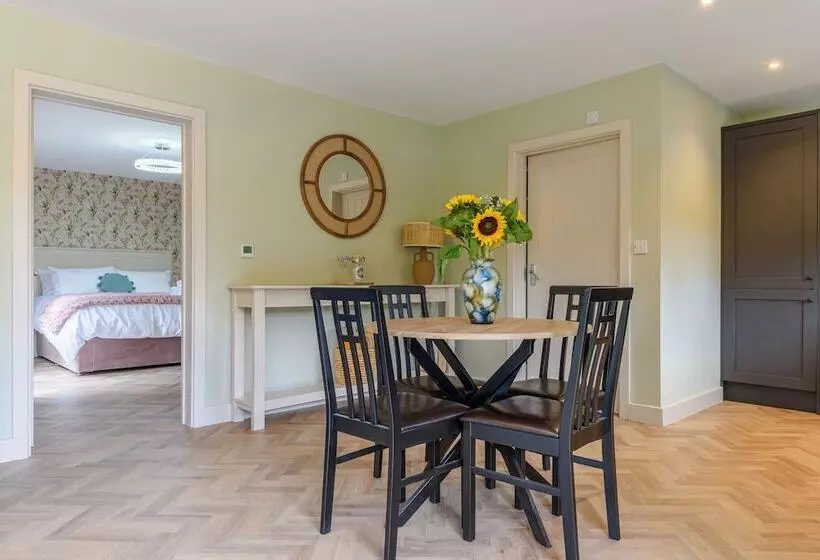 Hotelli Secret Waterside Lodges In Worcestershire