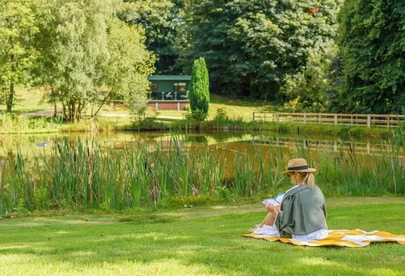 Hotelli Secret Waterside Lodges In Worcestershire