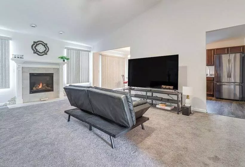 Michigan Home W/ Yard, 3 Mi To Detroit Airport