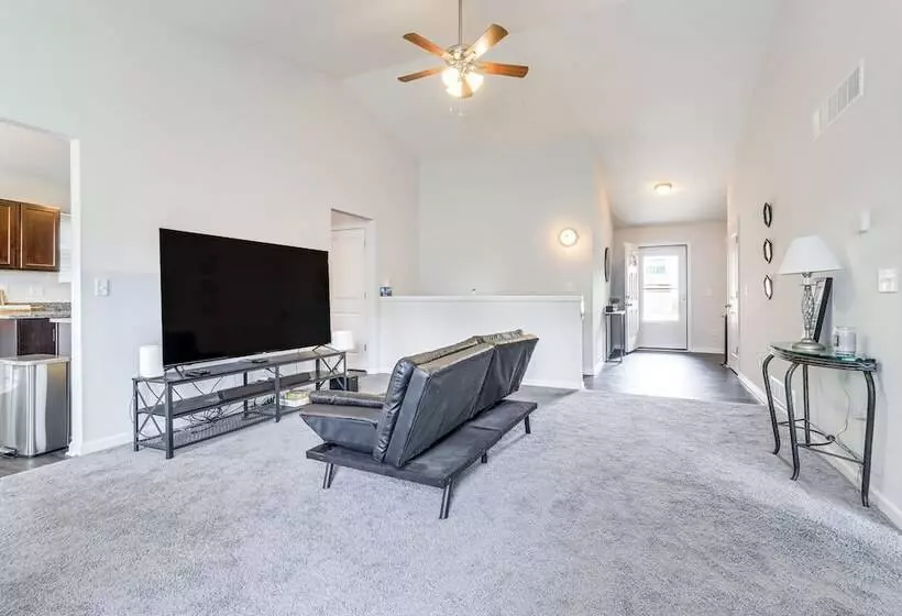 Michigan Home W/ Yard, 3 Mi To Detroit Airport