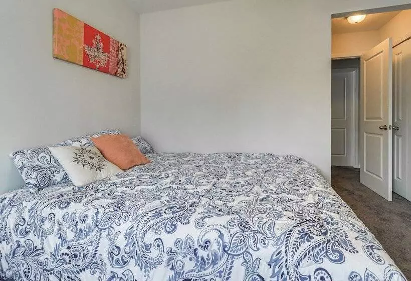 Michigan Home W/ Yard, 3 Mi To Detroit Airport