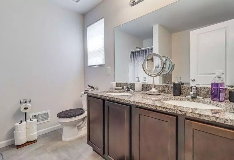 Michigan Home W/ Yard, 3 Mi To Detroit Airport