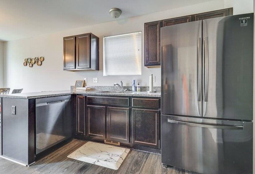 Michigan Home W/ Yard, 3 Mi To Detroit Airport