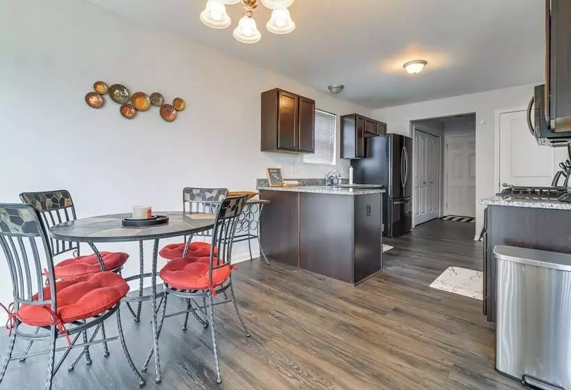 Michigan Home W/ Yard, 3 Mi To Detroit Airport