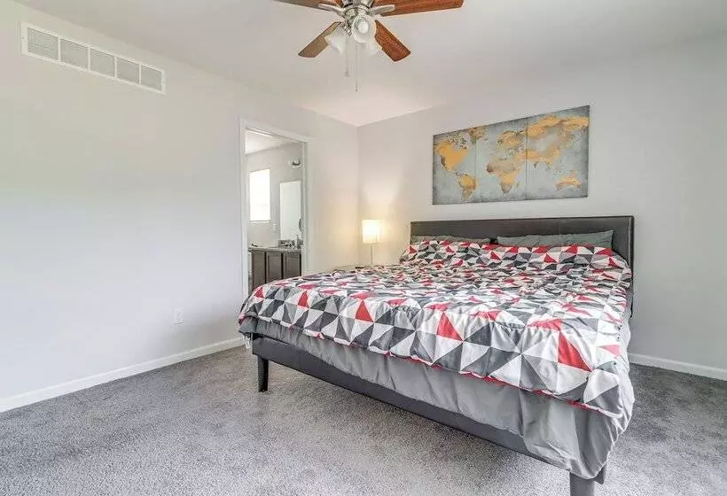 Michigan Home W/ Yard, 3 Mi To Detroit Airport