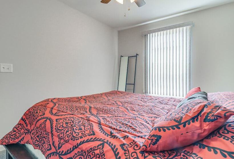 Michigan Home W/ Yard, 3 Mi To Detroit Airport