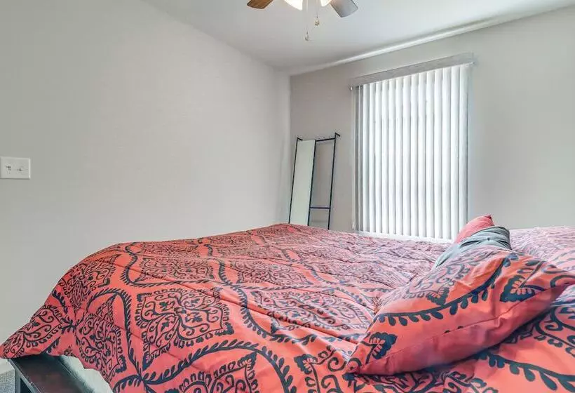 Michigan Home W/ Yard, 3 Mi To Detroit Airport